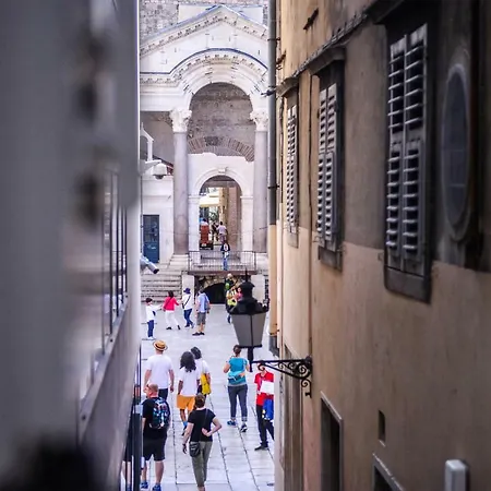 Grand Bedroom Aptm Palace Location